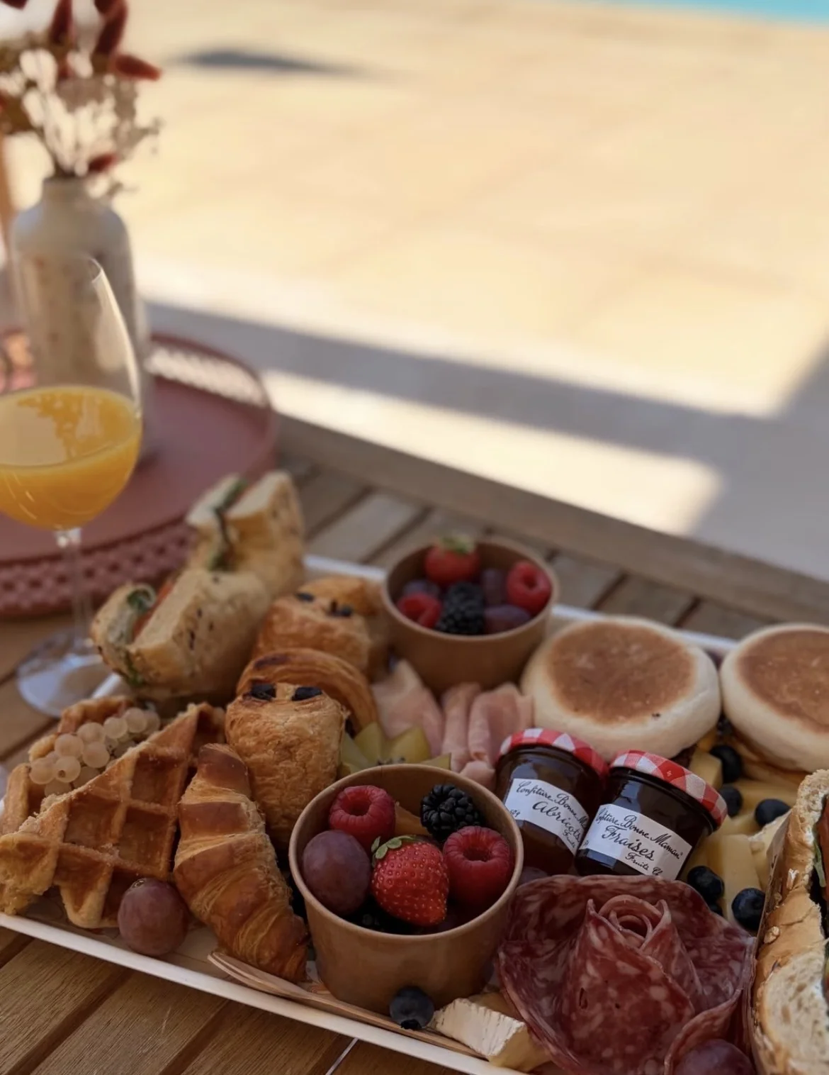 Plateau de la Brunch Box en extérieur avec un verre de mimosa