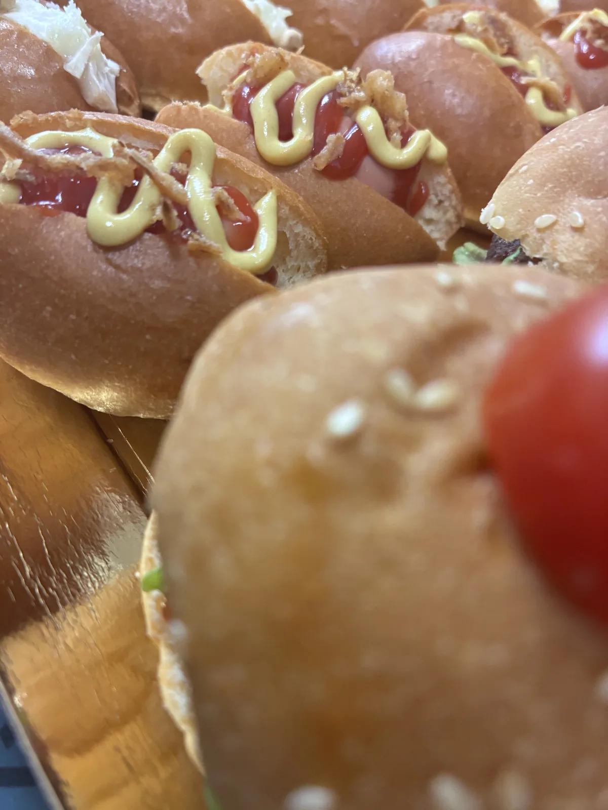 Gros plan sur des mini hot dogs de buffet salé, moutarde et ketchup