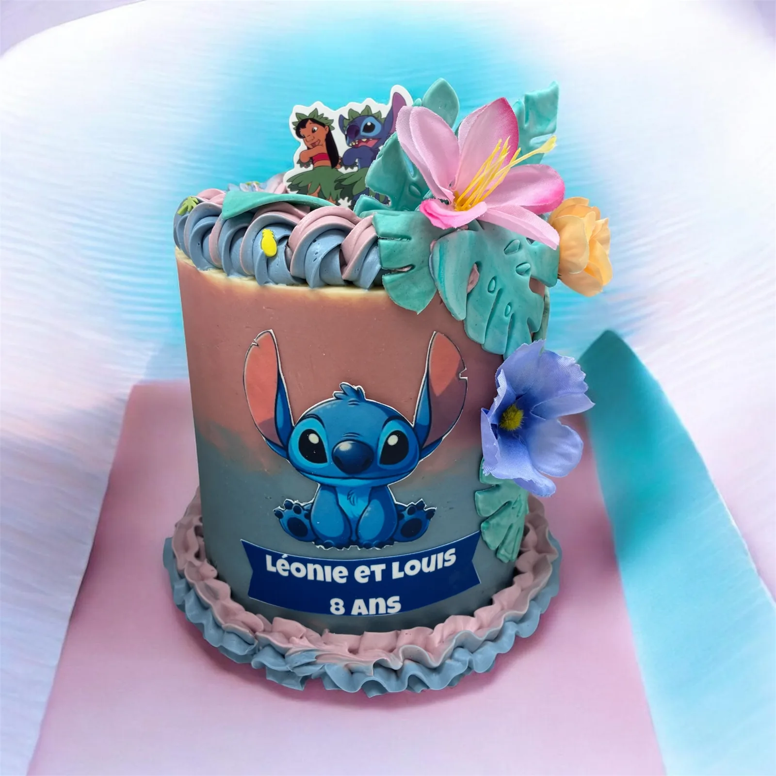 Gâteau d'anniversaire personnalisé Lilo & Stitch, réalisé par La Fabrik pour les 8 ans de Léonie et Louis