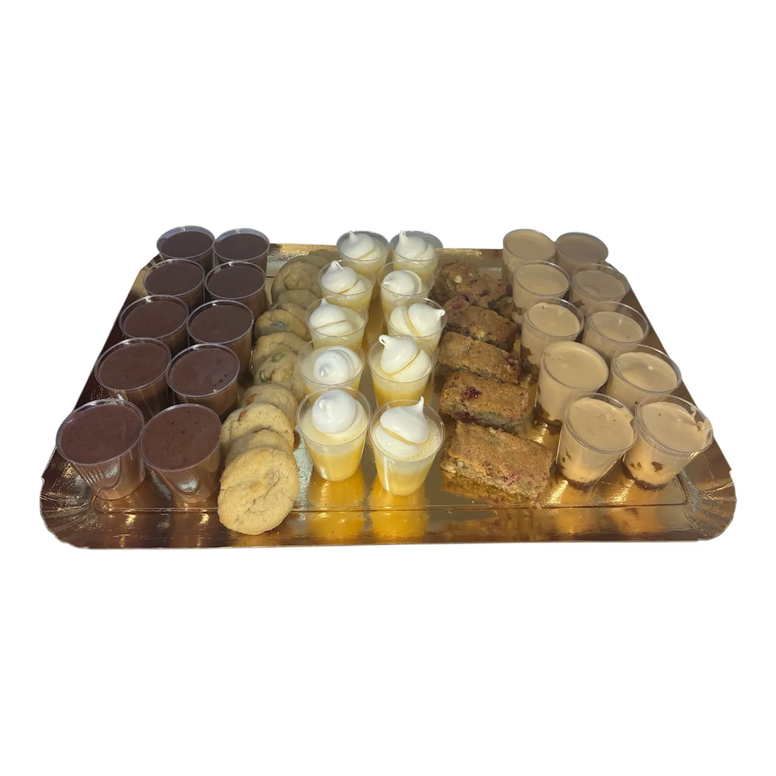 Plateau de mignardises sucrées, présentation raffinée pour une table de baptême