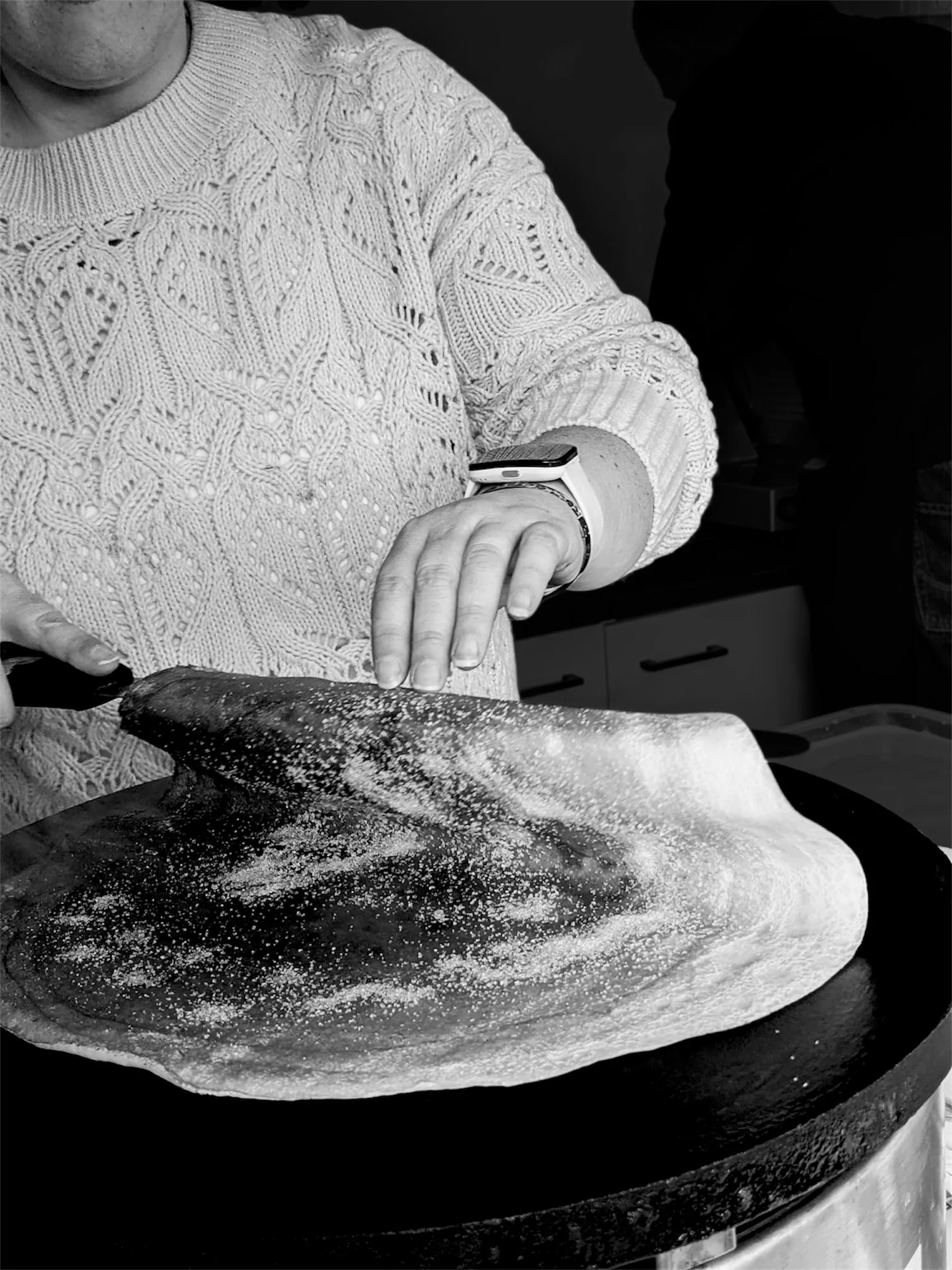 Julie prépare une crêpe